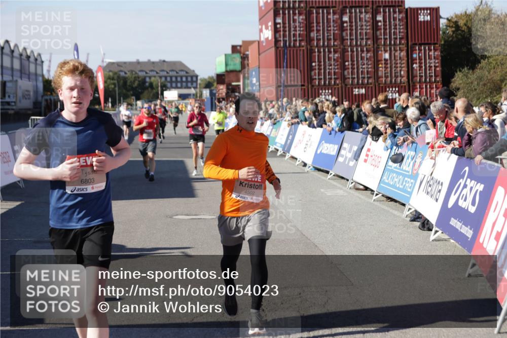 03.10.2025 - Köhlbrandbrückenlauf Jannik Wohlers http://msf.ph/oto/9054023 03.10.2025 13:09:43 Ziel 4262, 4358, 4365, 4502, 4614, 5803, 5813, 5907, 6308, 6379, 6438, 6659, 6803 meine-sportfotos.de
