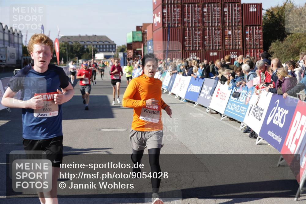 03.10.2025 - Köhlbrandbrückenlauf Jannik Wohlers http://msf.ph/oto/9054028 03.10.2025 13:09:43 Ziel 4262, 4358, 4365, 4502, 4614, 5803, 5813, 5907, 6308, 6379, 6438, 6659, 6803 meine-sportfotos.de