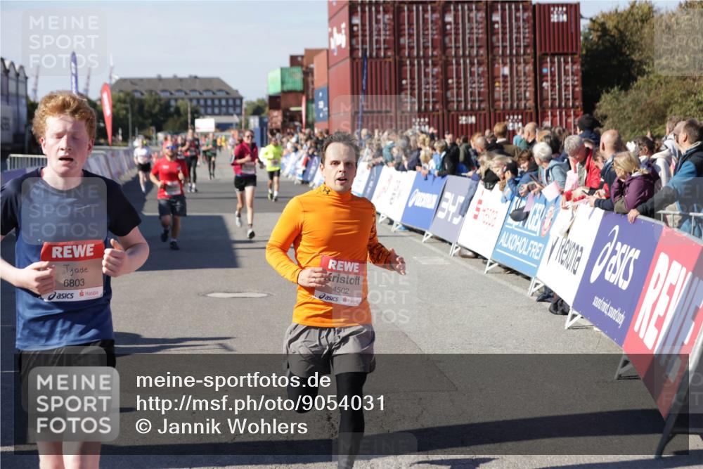 03.10.2025 - Köhlbrandbrückenlauf Jannik Wohlers http://msf.ph/oto/9054031 03.10.2025 13:09:43 Ziel 4262, 4358, 4365, 4502, 4614, 5803, 5813, 5907, 6308, 6379, 6438, 6659, 6803 meine-sportfotos.de