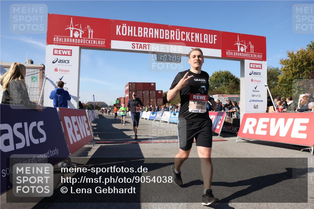 03.10.2025 - Köhlbrandbrückenlauf Lena Gebhardt http://msf.ph/oto/9054038 03.10.2025 13:07:09 Ziel 4152, 4249, 4444, 4451, 4588, 4804, 6065, 6302, 6423, 6427, 6467, 6822 meine-sportfotos.de
