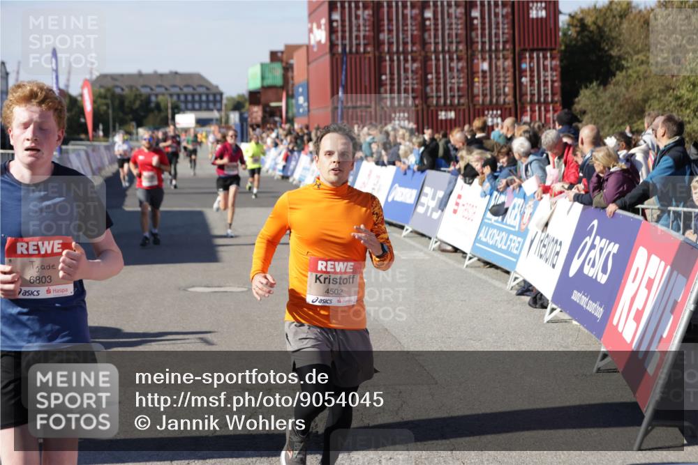 03.10.2025 - Köhlbrandbrückenlauf Jannik Wohlers http://msf.ph/oto/9054045 03.10.2025 13:09:43 Ziel 4262, 4358, 4365, 4502, 4614, 5803, 5813, 5907, 6308, 6379, 6438, 6659, 6803 meine-sportfotos.de