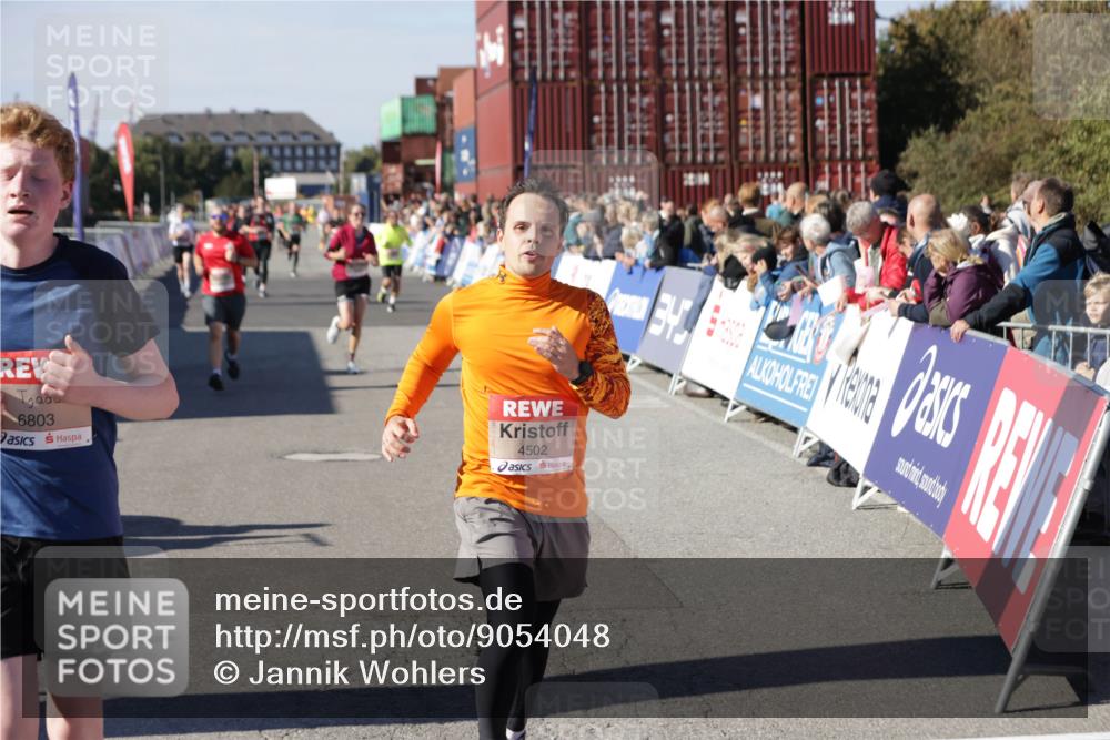 03.10.2025 - Köhlbrandbrückenlauf Jannik Wohlers http://msf.ph/oto/9054048 03.10.2025 13:09:43 Ziel 4262, 4358, 4365, 4502, 4614, 5803, 5813, 5907, 6308, 6379, 6438, 6659, 6803 meine-sportfotos.de