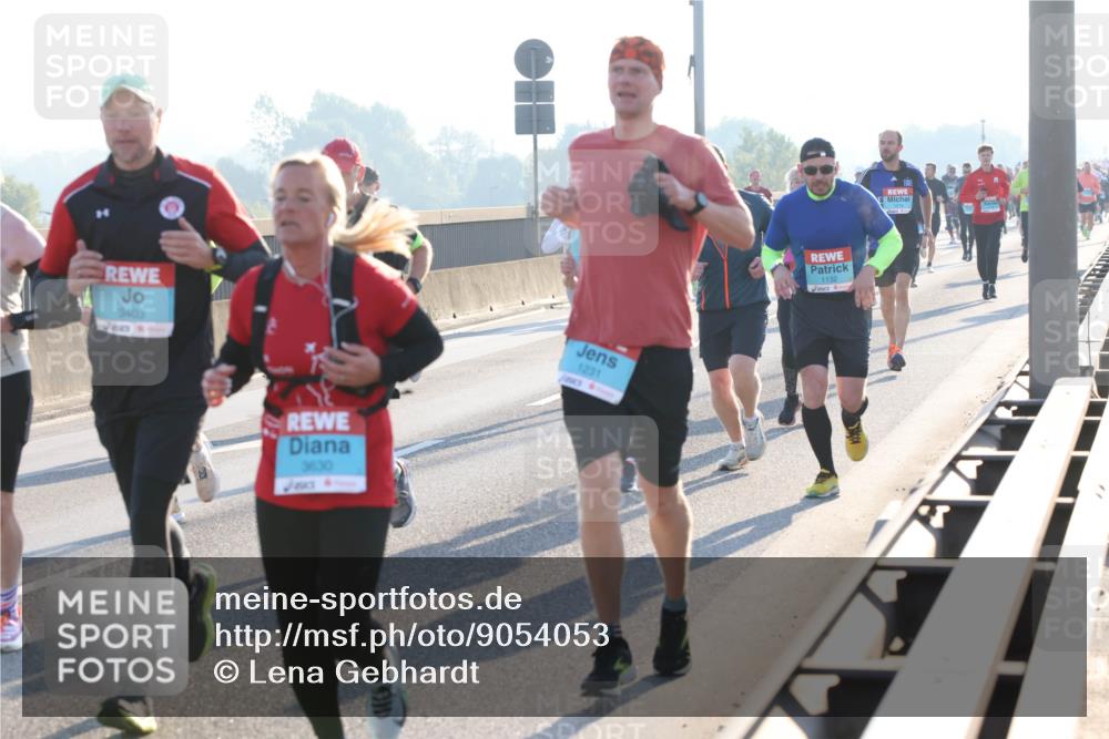 03.10.2025 - Köhlbrandbrückenlauf Lena Gebhardt http://msf.ph/oto/9054053 03.10.2025 09:16:22 Position 1 3403, 3630, 1231, 1132, 1215 meine-sportfotos.de