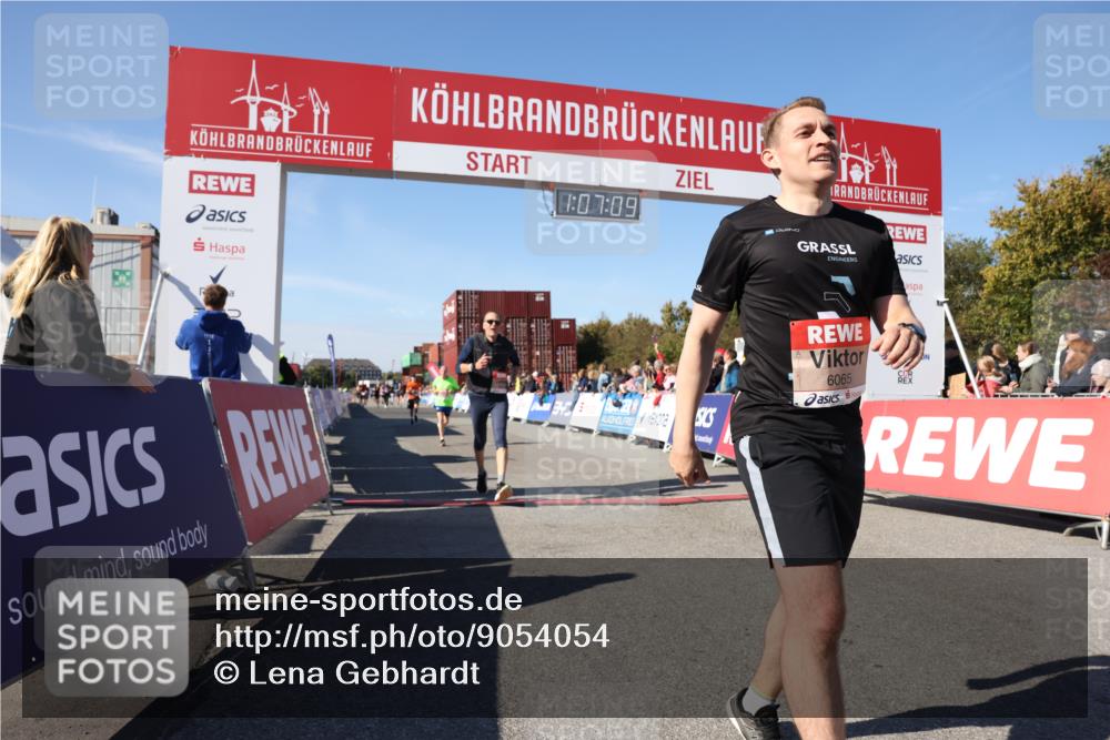 03.10.2025 - Köhlbrandbrückenlauf Lena Gebhardt http://msf.ph/oto/9054054 03.10.2025 13:07:09 Ziel 4152, 4249, 4444, 4451, 4588, 4804, 6065, 6302, 6423, 6427, 6467, 6822 meine-sportfotos.de