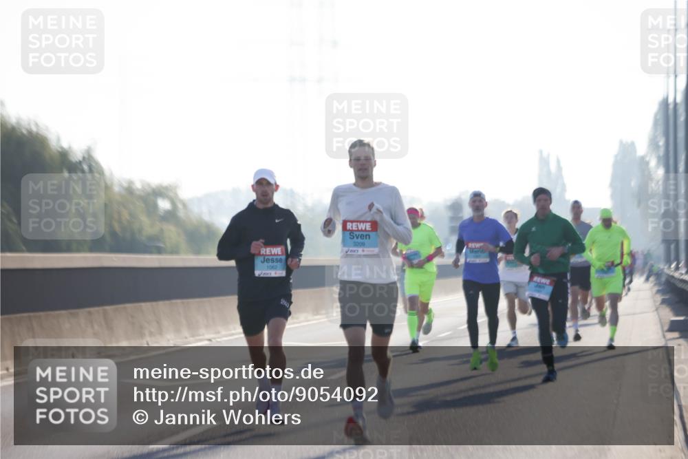 03.10.2025 - Köhlbrandbrückenlauf Jannik Wohlers http://msf.ph/oto/9054092 03.10.2025 09:11:49 Position 3 3209, 1062, 247 meine-sportfotos.de