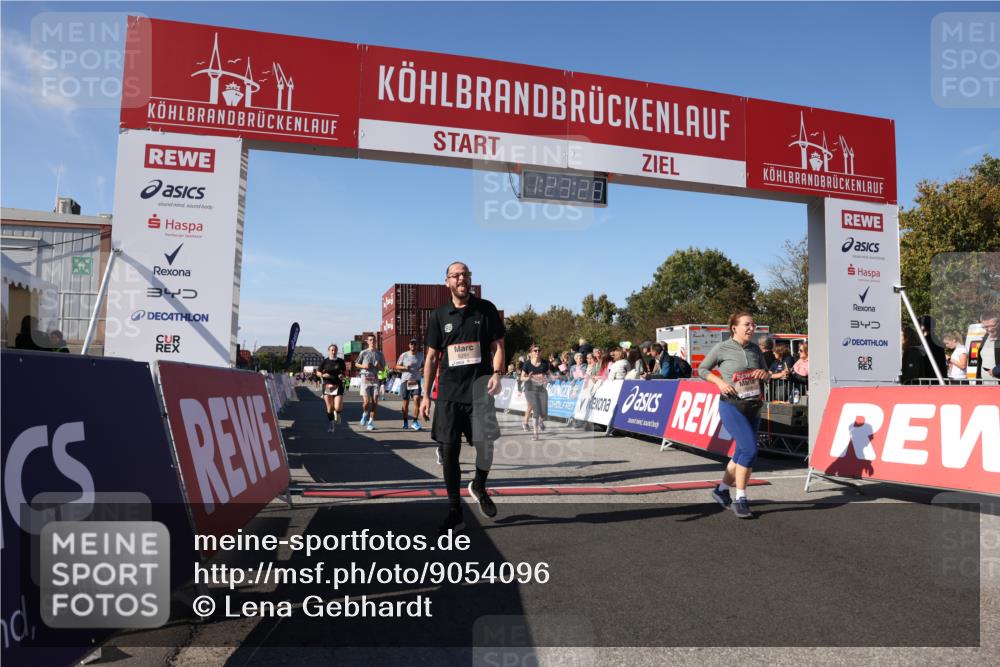 03.10.2025 - Köhlbrandbrückenlauf Lena Gebhardt http://msf.ph/oto/9054096 03.10.2025 13:23:28 Ziel 4450, 4477, 4719, 4887, 4892, 4911, 5003, 5114, 6277, 6291, 6337, 6338, 6378, 6618, 6619, 6653 meine-sportfotos.de