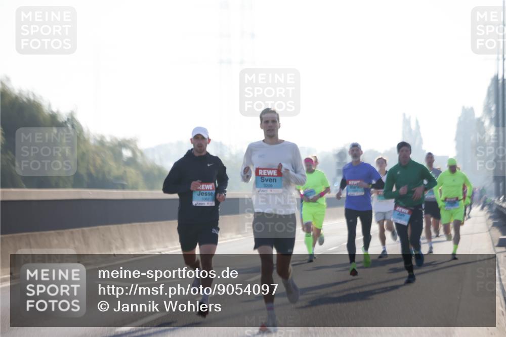 03.10.2025 - Köhlbrandbrückenlauf Jannik Wohlers http://msf.ph/oto/9054097 03.10.2025 09:11:49 Position 3 3209, 1062, 24 meine-sportfotos.de