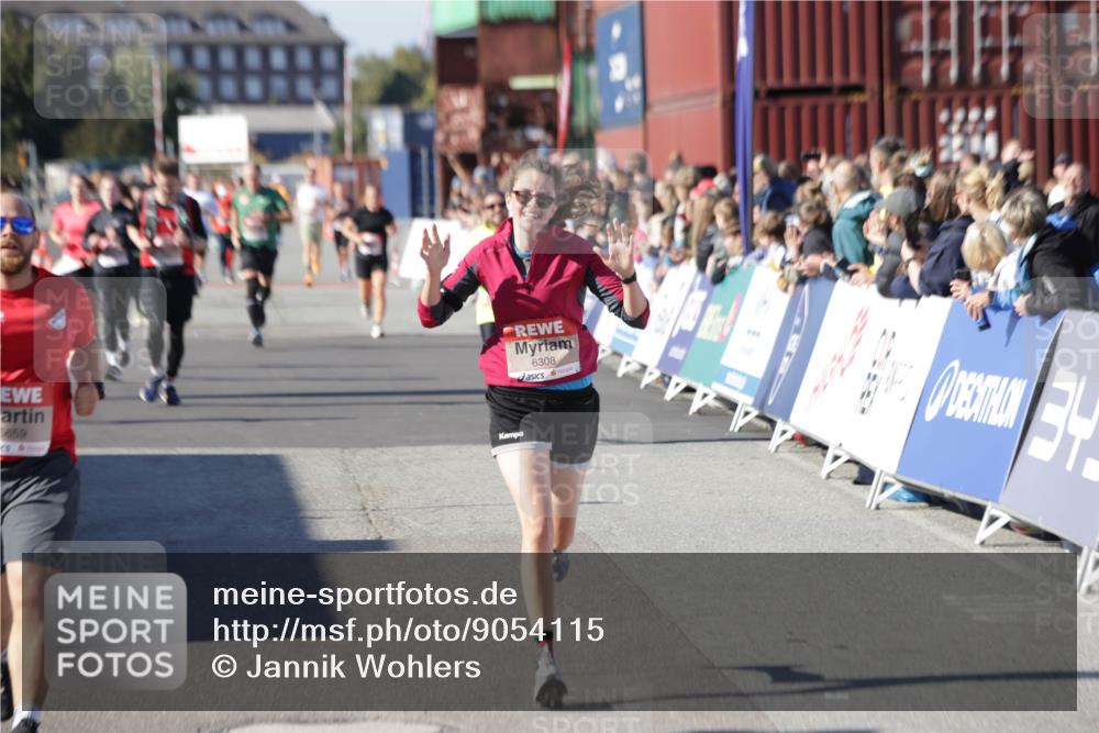 03.10.2025 - Köhlbrandbrückenlauf Jannik Wohlers http://msf.ph/oto/9054115 03.10.2025 13:09:45 Ziel 4262, 4358, 4365, 4502, 4614, 4625, 5803, 5907, 5941, 6308, 6379, 6438, 6659, 6803 meine-sportfotos.de