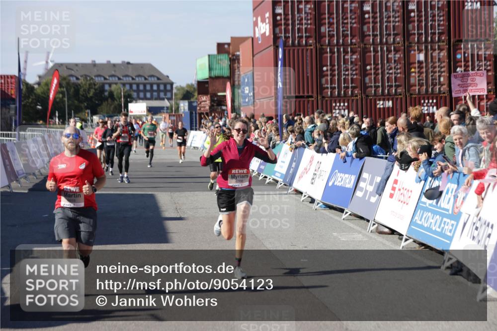 03.10.2025 - Köhlbrandbrückenlauf Jannik Wohlers http://msf.ph/oto/9054123 03.10.2025 13:09:45 Ziel 4262, 4358, 4365, 4502, 4614, 4625, 5803, 5907, 5941, 6308, 6379, 6438, 6659, 6803 meine-sportfotos.de