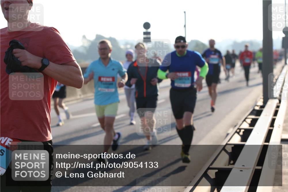 03.10.2025 - Köhlbrandbrückenlauf Lena Gebhardt http://msf.ph/oto/9054133 03.10.2025 09:16:24 Position 1  meine-sportfotos.de