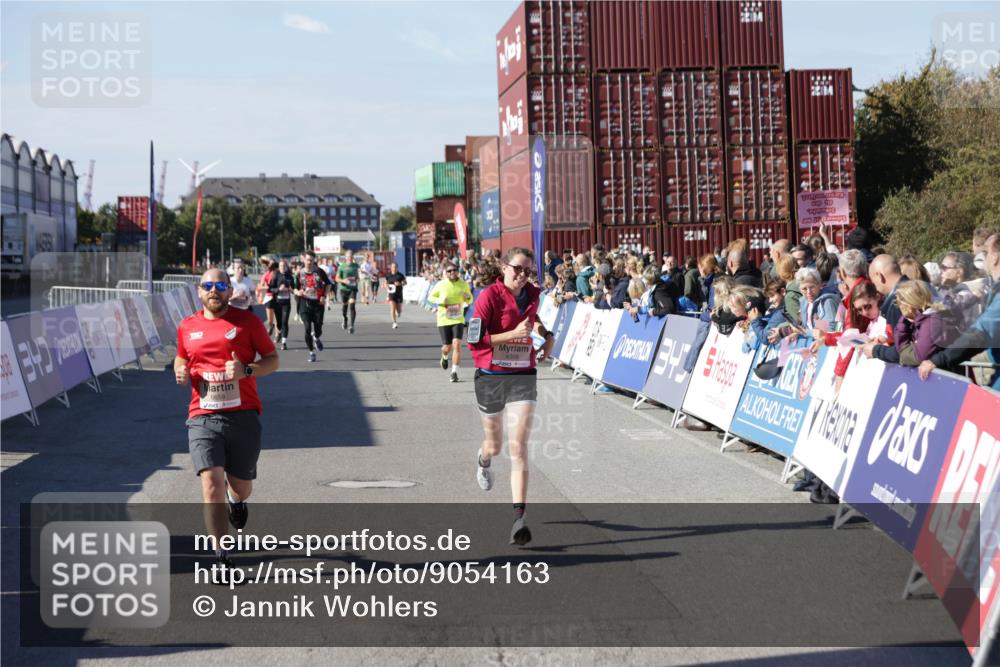 03.10.2025 - Köhlbrandbrückenlauf Jannik Wohlers http://msf.ph/oto/9054163 03.10.2025 13:09:46 Ziel 4262, 4502, 4614, 4625, 5520, 5907, 5941, 6308, 6379, 6659, 6803 meine-sportfotos.de