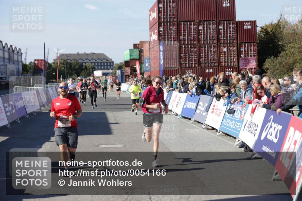 03.10.2025 - Köhlbrandbrückenlauf Jannik Wohlers http://msf.ph/oto/9054166 03.10.2025 13:09:46 Ziel 4262, 4502, 4614, 4625, 5520, 5907, 5941, 6308, 6379, 6659, 6803 meine-sportfotos.de