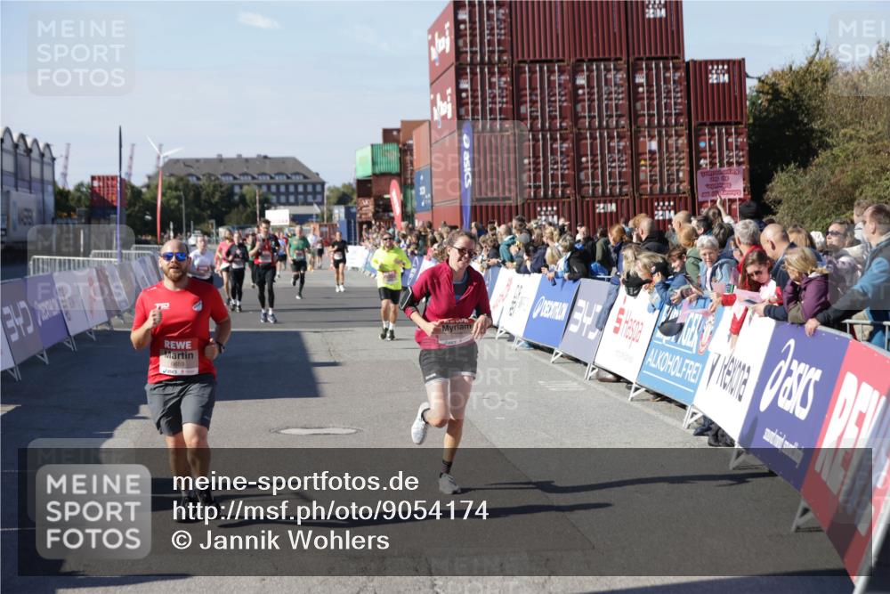 03.10.2025 - Köhlbrandbrückenlauf Jannik Wohlers http://msf.ph/oto/9054174 03.10.2025 13:09:46 Ziel 4262, 4502, 4614, 4625, 5520, 5907, 5941, 6308, 6379, 6659, 6803 meine-sportfotos.de