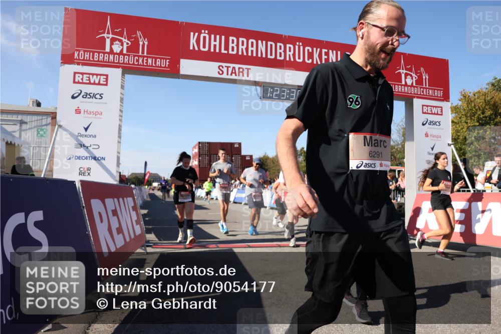 03.10.2025 - Köhlbrandbrückenlauf Lena Gebhardt http://msf.ph/oto/9054177 03.10.2025 13:23:30 Ziel 4450, 4477, 4719, 4752, 4887, 4892, 4911, 5003, 5114, 5653, 6291, 6337, 6338, 6378, 6618, 6619 meine-sportfotos.de