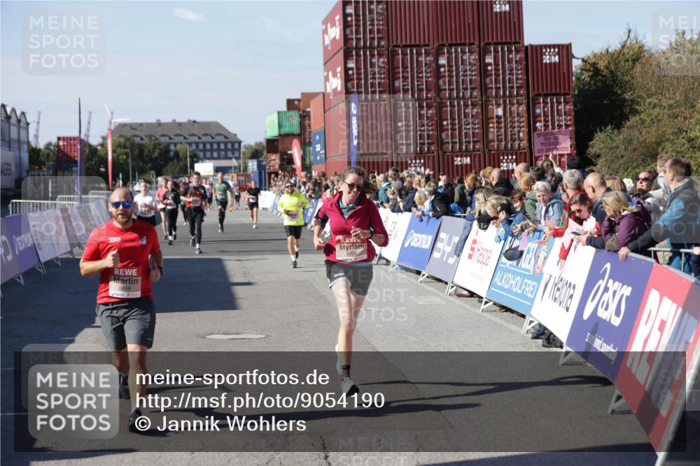 03.10.2025 - Köhlbrandbrückenlauf Jannik Wohlers http://msf.ph/oto/9054190 03.10.2025 13:09:46 Ziel 4262, 4502, 4614, 4625, 5520, 5907, 5941, 6308, 6379, 6659, 6803 meine-sportfotos.de