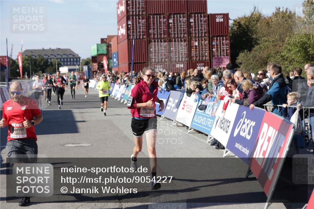03.10.2025 - Köhlbrandbrückenlauf Jannik Wohlers http://msf.ph/oto/9054227 03.10.2025 13:09:46 Ziel 4262, 4502, 4614, 4625, 5520, 5907, 5941, 6308, 6379, 6659, 6803 meine-sportfotos.de