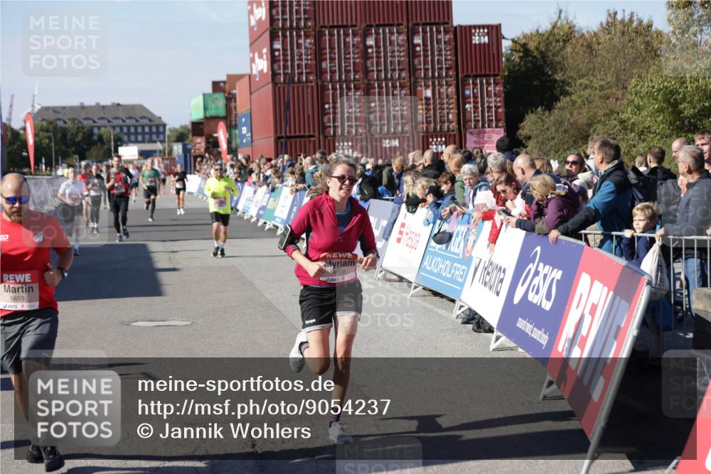 03.10.2025 - Köhlbrandbrückenlauf Jannik Wohlers http://msf.ph/oto/9054237 03.10.2025 13:09:46 Ziel 4262, 4502, 4614, 4625, 5520, 5907, 5941, 6308, 6379, 6659, 6803 meine-sportfotos.de