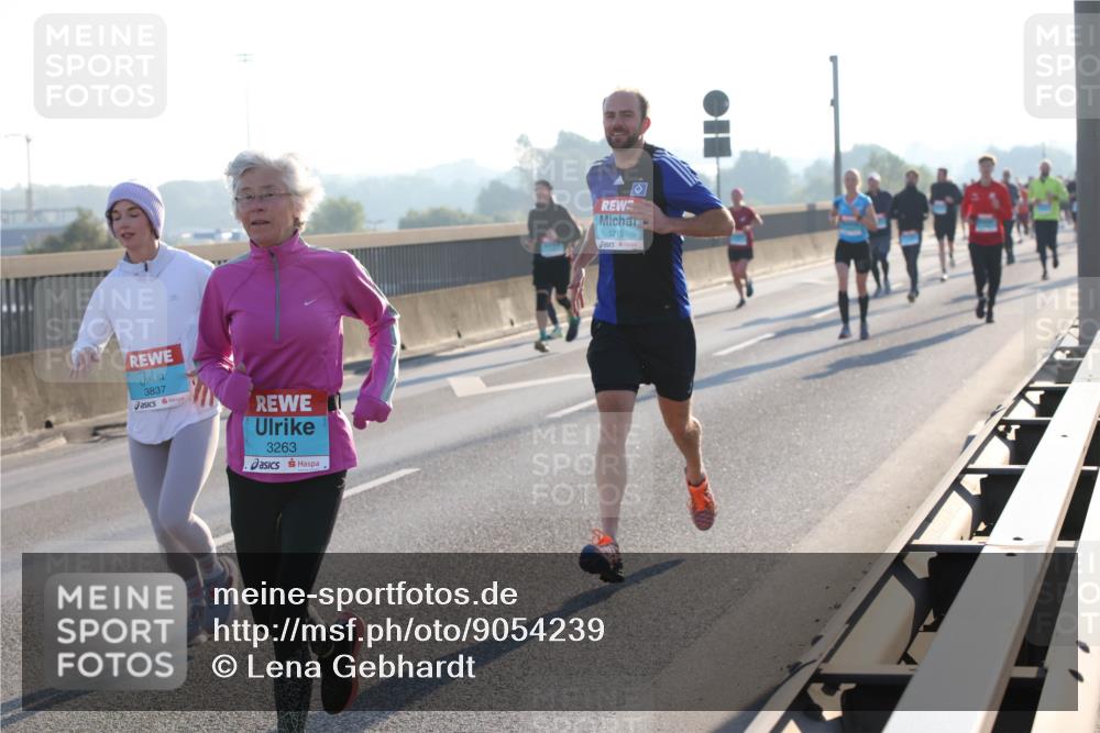 03.10.2025 - Köhlbrandbrückenlauf Lena Gebhardt http://msf.ph/oto/9054239 03.10.2025 09:16:26 Position 1 3837, 3263, 1215 meine-sportfotos.de