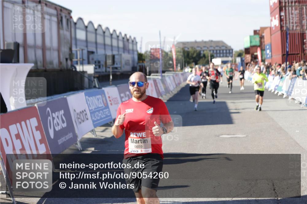 03.10.2025 - Köhlbrandbrückenlauf Jannik Wohlers http://msf.ph/oto/9054260 03.10.2025 13:09:47 Ziel 4262, 4502, 4614, 4625, 5520, 5941, 6308, 6659, 6803 meine-sportfotos.de