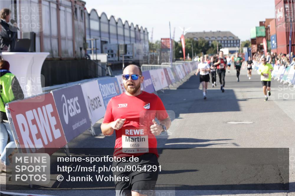 03.10.2025 - Köhlbrandbrückenlauf Jannik Wohlers http://msf.ph/oto/9054291 03.10.2025 13:09:47 Ziel 4262, 4502, 4614, 4625, 5520, 5941, 6308, 6659, 6803 meine-sportfotos.de