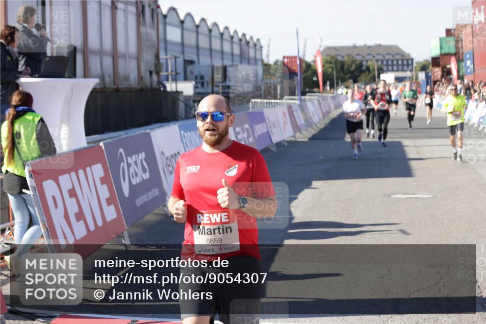 03.10.2025 - Köhlbrandbrückenlauf Jannik Wohlers http://msf.ph/oto/9054307 03.10.2025 13:09:47 Ziel 4262, 4502, 4614, 4625, 5520, 5941, 6308, 6659, 6803 meine-sportfotos.de