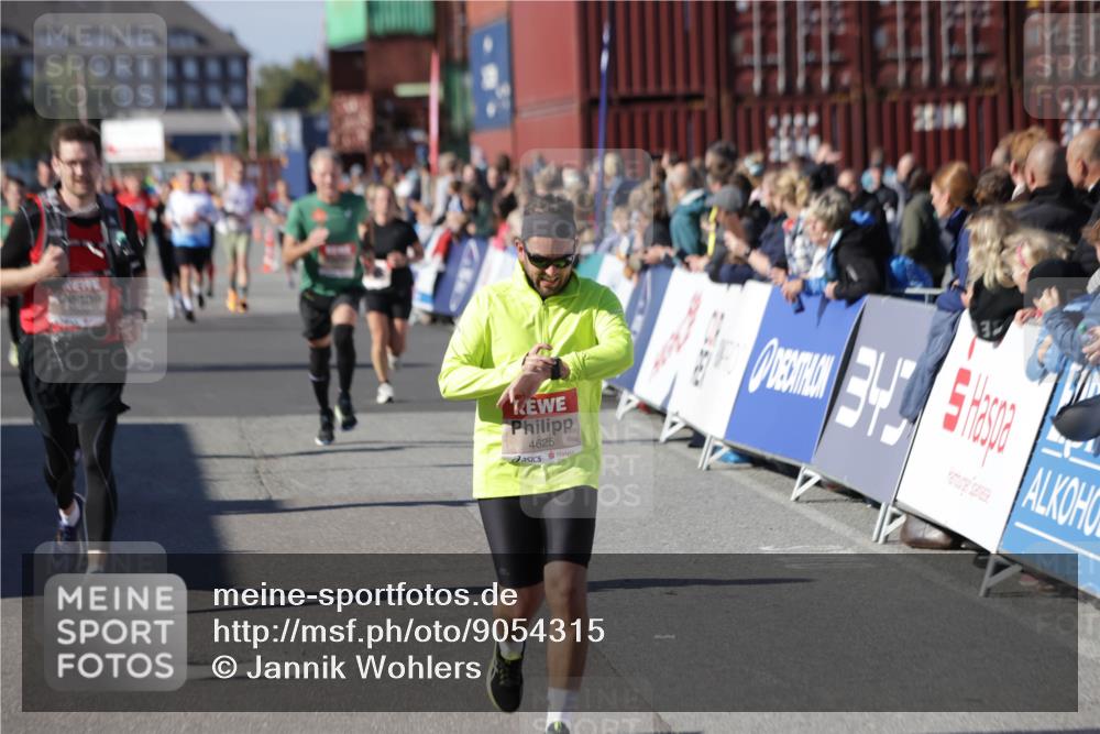 03.10.2025 - Köhlbrandbrückenlauf Jannik Wohlers http://msf.ph/oto/9054315 03.10.2025 13:09:50 Ziel 4260, 4502, 4625, 4718, 4837, 5520, 5941, 6308, 6659, 6750, 6803 meine-sportfotos.de