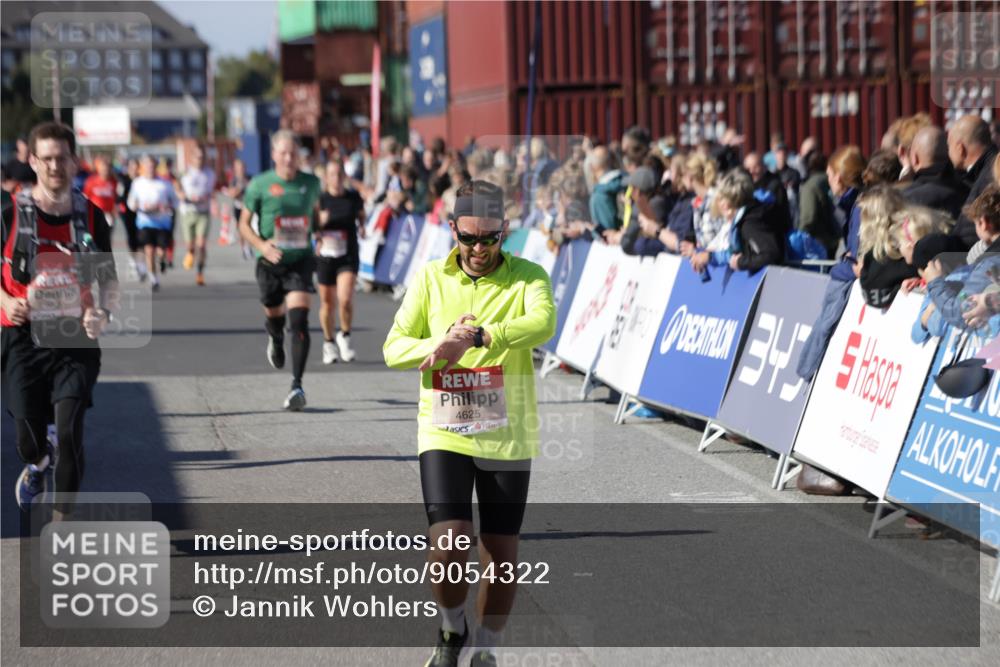 03.10.2025 - Köhlbrandbrückenlauf Jannik Wohlers http://msf.ph/oto/9054322 03.10.2025 13:09:50 Ziel 4260, 4502, 4625, 4718, 4837, 5520, 5941, 6308, 6659, 6750, 6803 meine-sportfotos.de