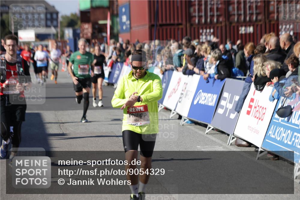 03.10.2025 - Köhlbrandbrückenlauf Jannik Wohlers http://msf.ph/oto/9054329 03.10.2025 13:09:50 Ziel 4260, 4502, 4625, 4718, 4837, 5520, 5941, 6308, 6659, 6750, 6803 meine-sportfotos.de