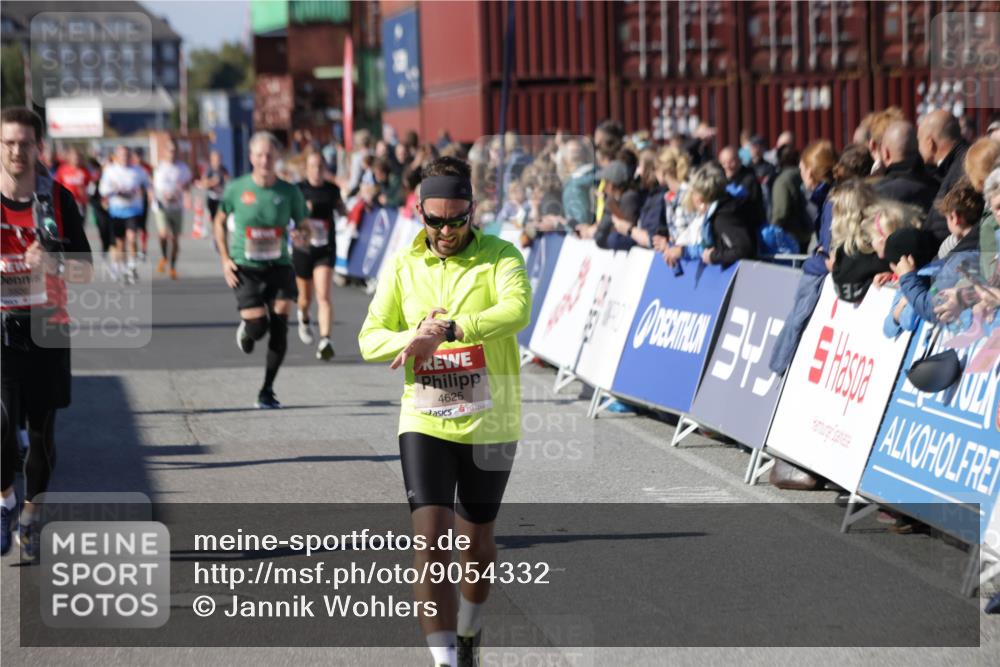 03.10.2025 - Köhlbrandbrückenlauf Jannik Wohlers http://msf.ph/oto/9054332 03.10.2025 13:09:50 Ziel 4260, 4502, 4625, 4718, 4837, 5520, 5941, 6308, 6659, 6750, 6803 meine-sportfotos.de