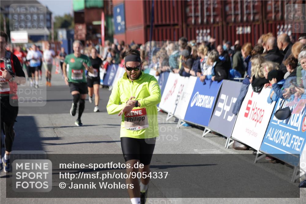 03.10.2025 - Köhlbrandbrückenlauf Jannik Wohlers http://msf.ph/oto/9054337 03.10.2025 13:09:51 Ziel 4260, 4502, 4625, 4718, 4837, 5520, 5941, 6308, 6659, 6750, 6803 meine-sportfotos.de