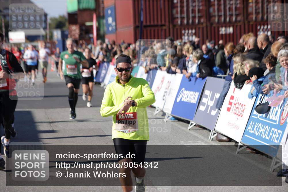 03.10.2025 - Köhlbrandbrückenlauf Jannik Wohlers http://msf.ph/oto/9054342 03.10.2025 13:09:51 Ziel 4260, 4502, 4625, 4718, 4837, 5520, 5941, 6308, 6659, 6750, 6803 meine-sportfotos.de