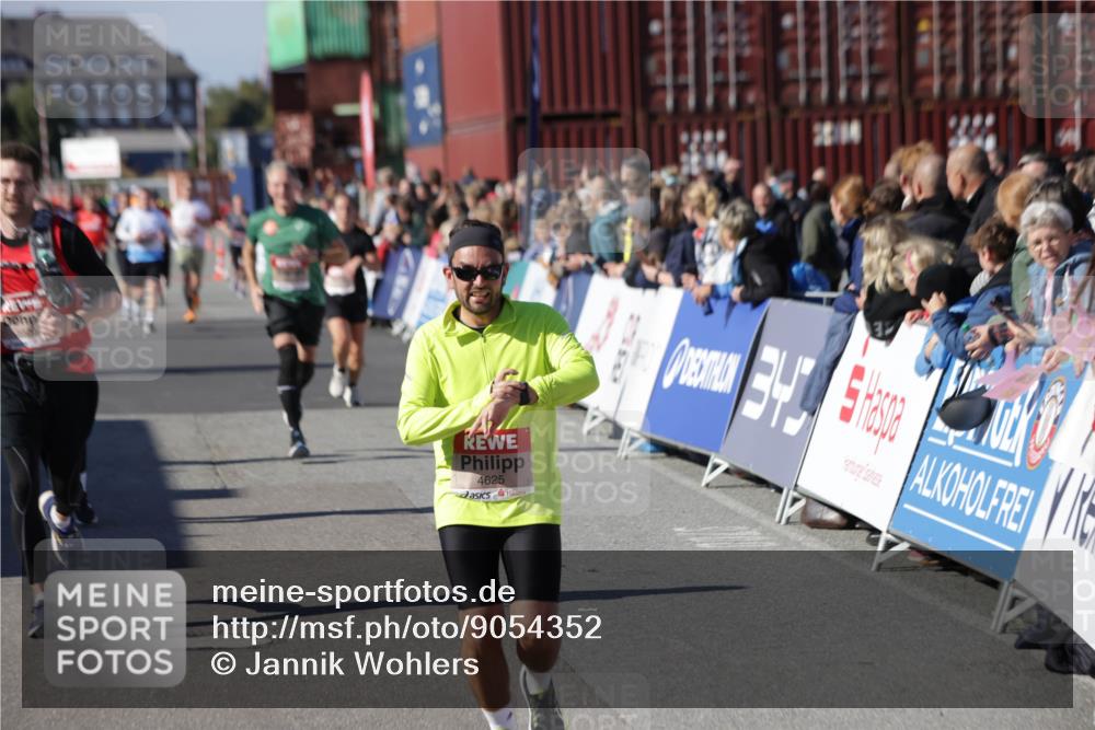 03.10.2025 - Köhlbrandbrückenlauf Jannik Wohlers http://msf.ph/oto/9054352 03.10.2025 13:09:51 Ziel 4260, 4502, 4625, 4718, 4837, 5520, 5941, 6308, 6659, 6750, 6803 meine-sportfotos.de