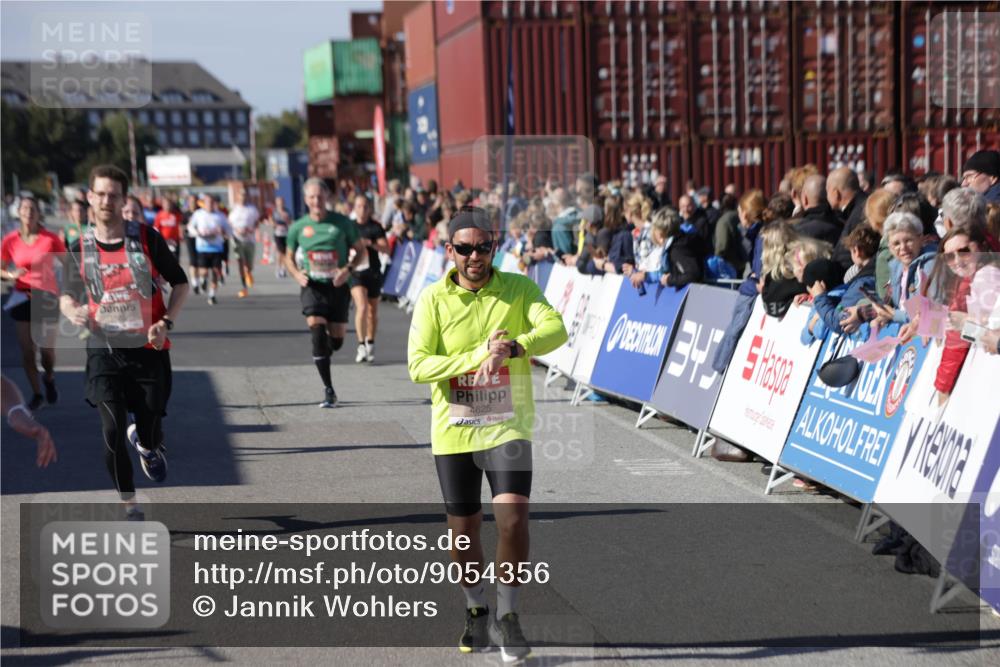 03.10.2025 - Köhlbrandbrückenlauf Jannik Wohlers http://msf.ph/oto/9054356 03.10.2025 13:09:51 Ziel 4260, 4502, 4625, 4718, 4837, 5520, 5941, 6308, 6659, 6750, 6803 meine-sportfotos.de