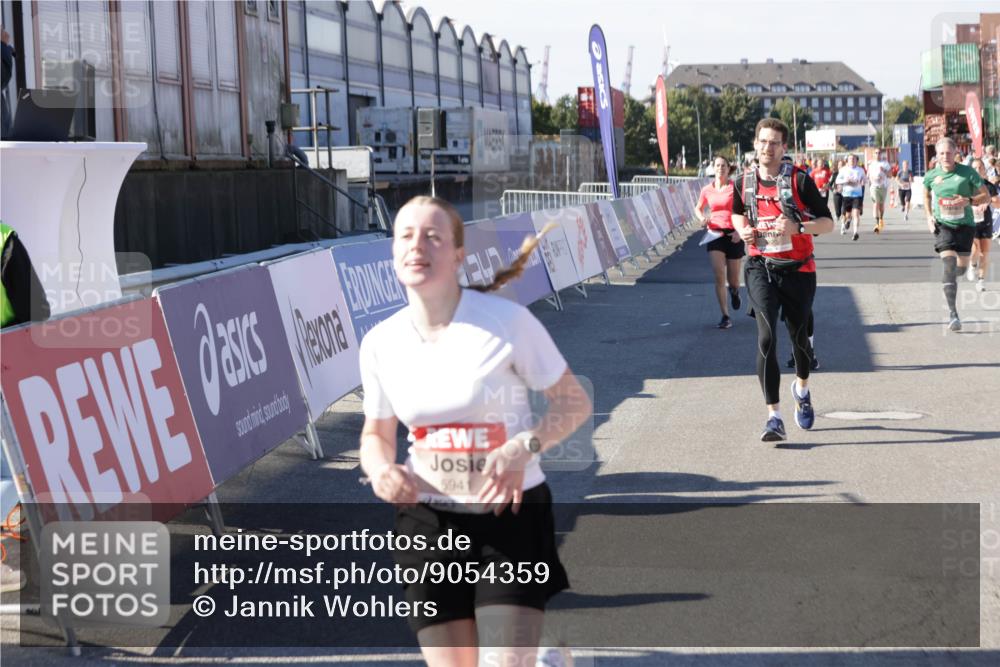 03.10.2025 - Köhlbrandbrückenlauf Jannik Wohlers http://msf.ph/oto/9054359 03.10.2025 13:09:51 Ziel 4260, 4502, 4625, 4718, 4837, 5520, 5941, 6308, 6659, 6750, 6803 meine-sportfotos.de