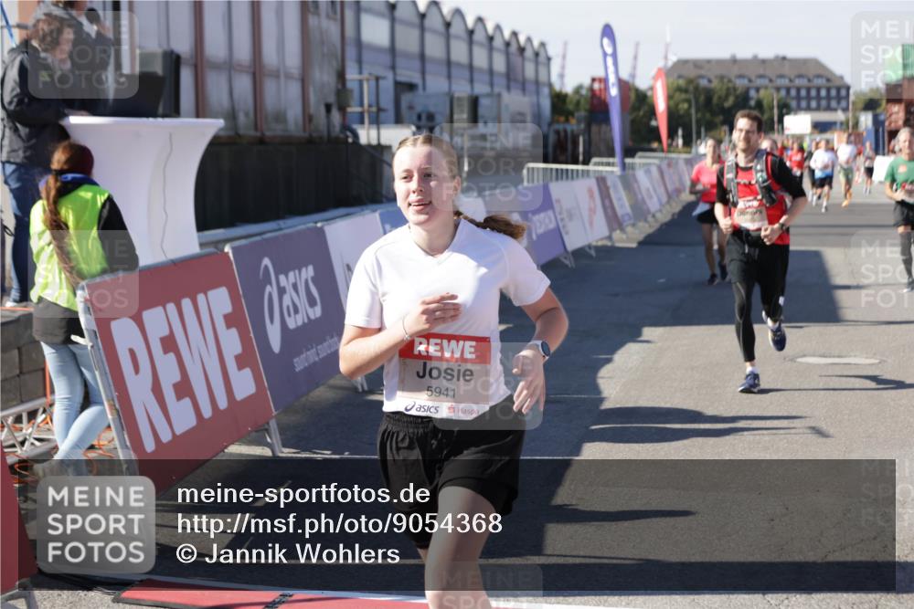 03.10.2025 - Köhlbrandbrückenlauf Jannik Wohlers http://msf.ph/oto/9054368 03.10.2025 13:09:51 Ziel 4260, 4502, 4625, 4718, 4837, 5520, 5941, 6308, 6659, 6750, 6803 meine-sportfotos.de