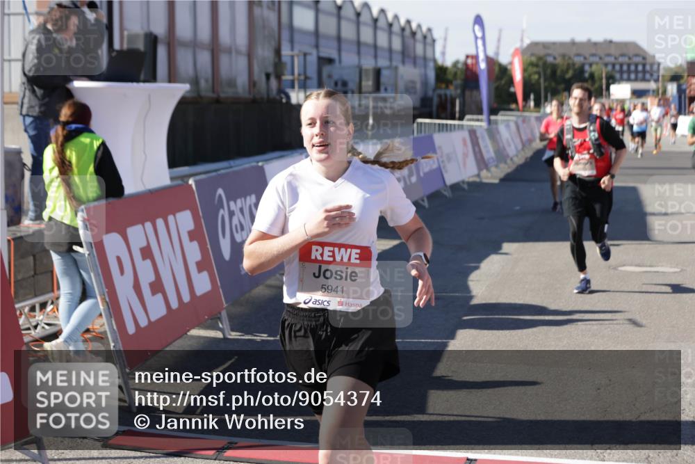 03.10.2025 - Köhlbrandbrückenlauf Jannik Wohlers http://msf.ph/oto/9054374 03.10.2025 13:09:51 Ziel 4260, 4502, 4625, 4718, 4837, 5520, 5941, 6308, 6659, 6750, 6803 meine-sportfotos.de