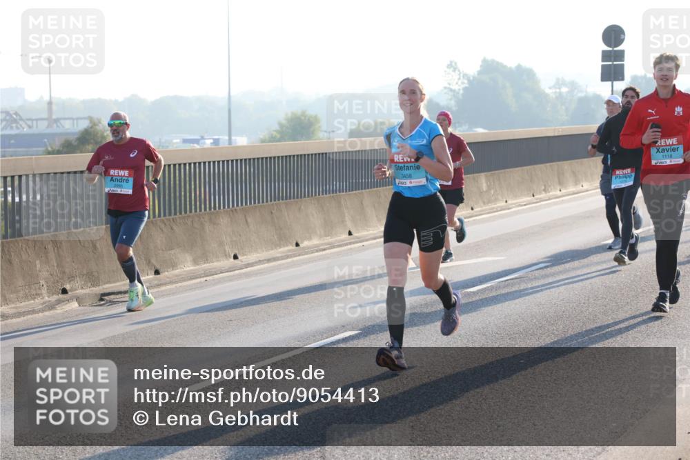 03.10.2025 - Köhlbrandbrückenlauf Lena Gebhardt http://msf.ph/oto/9054413 03.10.2025 09:16:30 Position 1 2995, 3458, 1118 meine-sportfotos.de