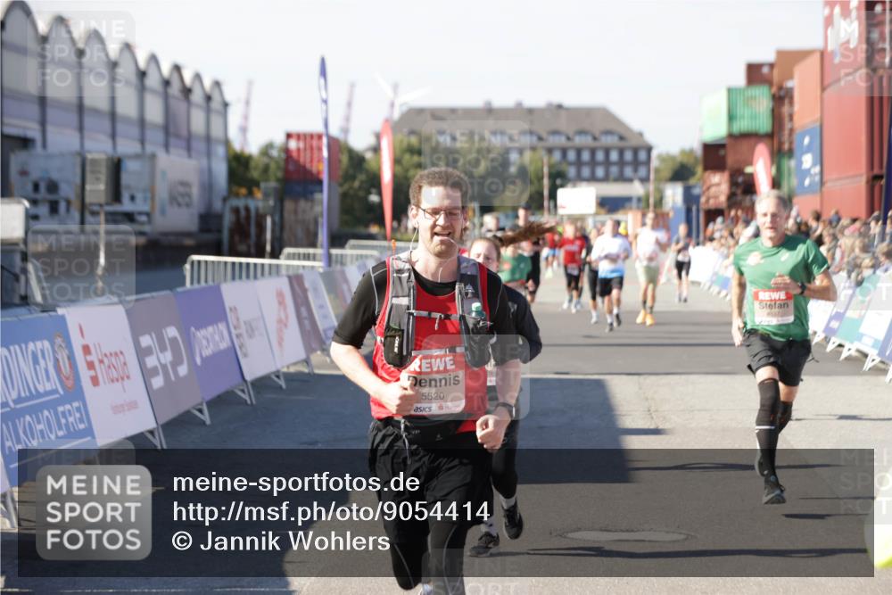 03.10.2025 - Köhlbrandbrückenlauf Jannik Wohlers http://msf.ph/oto/9054414 03.10.2025 13:09:53 Ziel 4260, 4625, 4718, 4837, 5520, 5763, 5941, 6308, 6659, 6750 meine-sportfotos.de