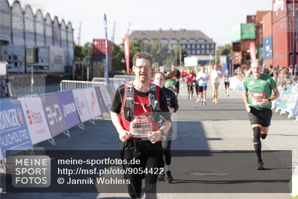 03.10.2025 - Köhlbrandbrückenlauf Jannik Wohlers http://msf.ph/oto/9054422 03.10.2025 13:09:53 Ziel 4260, 4625, 4718, 4837, 5520, 5763, 5941, 6308, 6659, 6750 meine-sportfotos.de