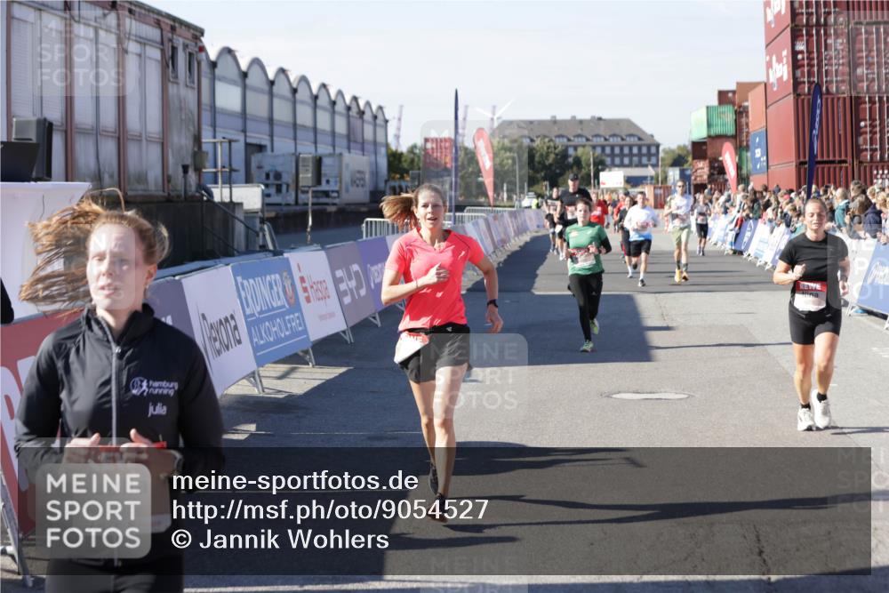 03.10.2025 - Köhlbrandbrückenlauf Jannik Wohlers http://msf.ph/oto/9054527 03.10.2025 13:09:56 Ziel 4260, 4625, 4718, 4787, 4837, 4929, 5520, 5763, 5941, 6083, 6308, 6659, 6750 meine-sportfotos.de