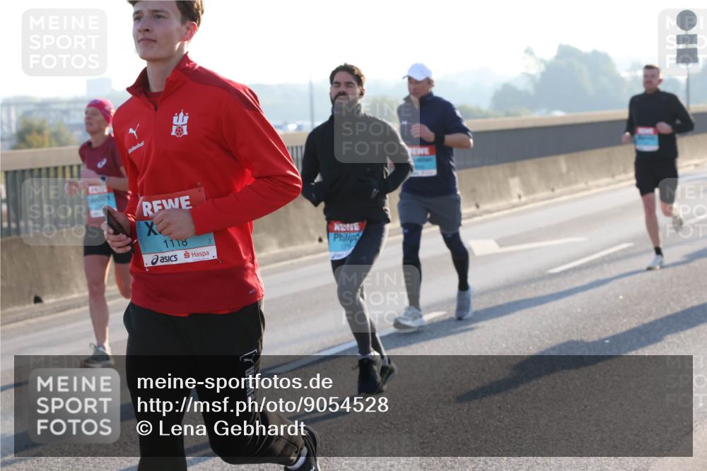 03.10.2025 - Köhlbrandbrückenlauf Lena Gebhardt http://msf.ph/oto/9054528 03.10.2025 09:16:32 Position 1 2, 1118 meine-sportfotos.de