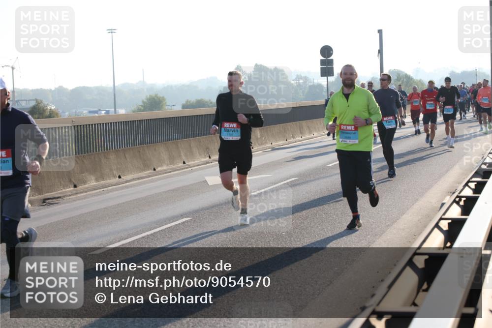 03.10.2025 - Köhlbrandbrückenlauf Lena Gebhardt http://msf.ph/oto/9054570 03.10.2025 09:16:34 Position 1 1197, 2889 meine-sportfotos.de