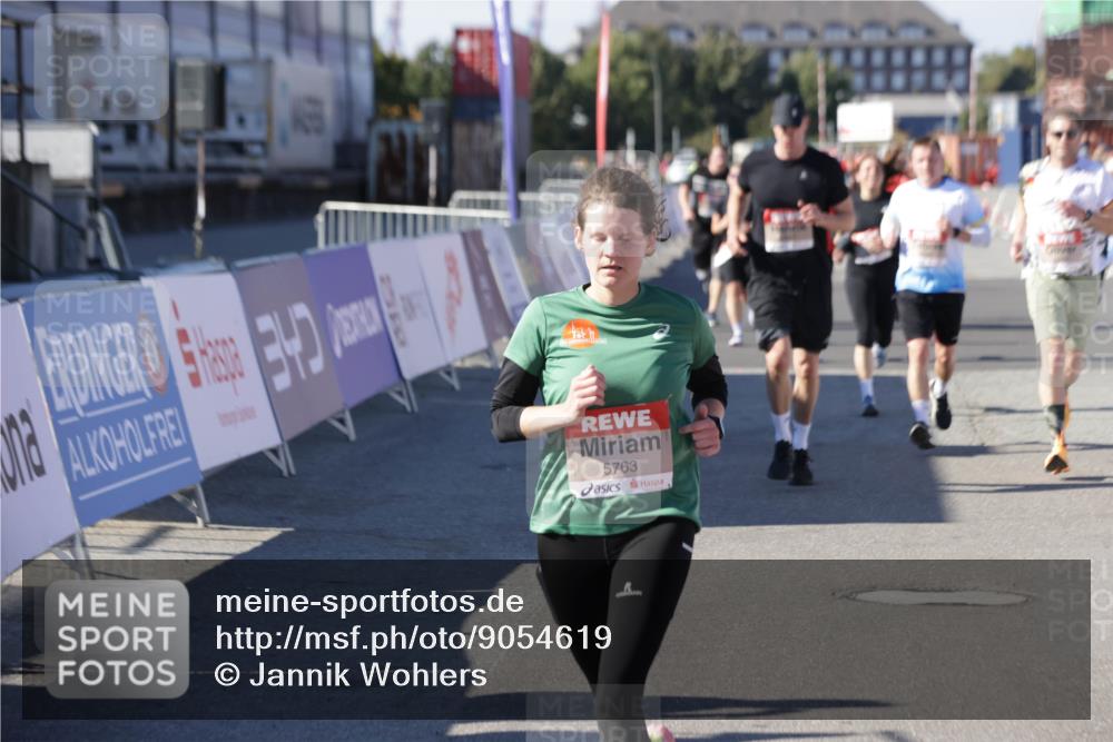 03.10.2025 - Köhlbrandbrückenlauf Jannik Wohlers http://msf.ph/oto/9054619 03.10.2025 13:09:59 Ziel 4260, 4625, 4718, 4787, 4837, 4929, 5520, 5763, 5941, 6083, 6428, 6432, 6750, 6764 meine-sportfotos.de