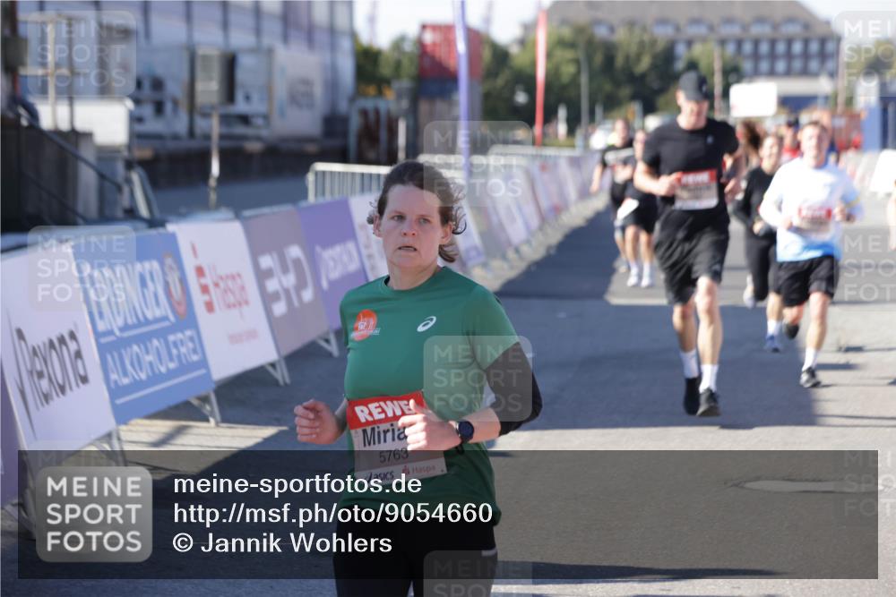 03.10.2025 - Köhlbrandbrückenlauf Jannik Wohlers http://msf.ph/oto/9054660 03.10.2025 13:09:59 Ziel 4260, 4625, 4718, 4787, 4837, 4929, 5520, 5763, 5941, 6083, 6428, 6432, 6750, 6764 meine-sportfotos.de