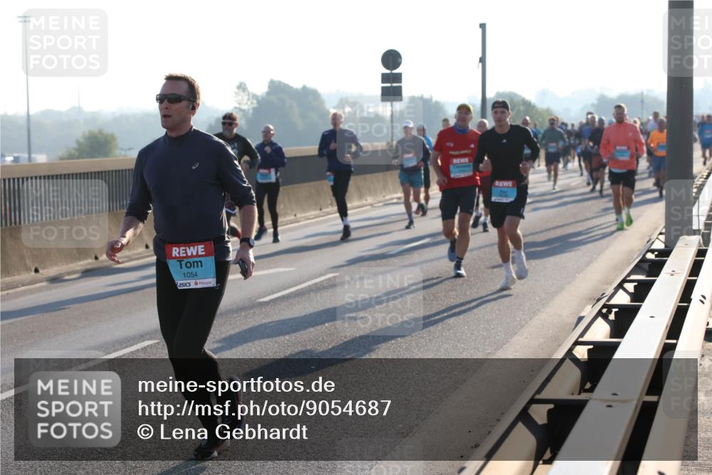 03.10.2025 - Köhlbrandbrückenlauf Lena Gebhardt http://msf.ph/oto/9054687 03.10.2025 09:16:37 Position 1 1054 meine-sportfotos.de