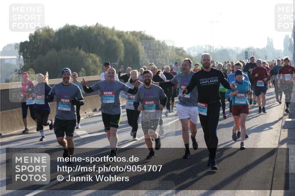 03.10.2025 - Köhlbrandbrückenlauf Jannik Wohlers http://msf.ph/oto/9054707 03.10.2025 09:20:22 Position 3 3022, 3027, 3026 meine-sportfotos.de