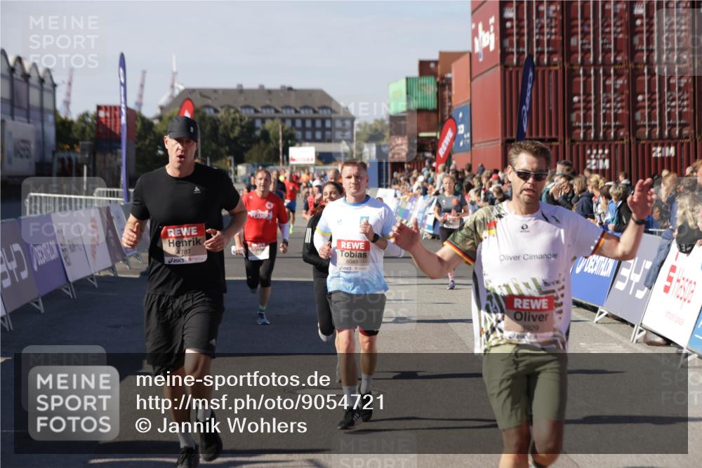 03.10.2025 - Köhlbrandbrückenlauf Jannik Wohlers http://msf.ph/oto/9054721 03.10.2025 13:10:01 Ziel 4196, 4260, 4625, 4718, 4787, 4837, 4929, 5520, 5763, 5977, 6083, 6111, 6428, 6432, 6750, 6764 meine-sportfotos.de