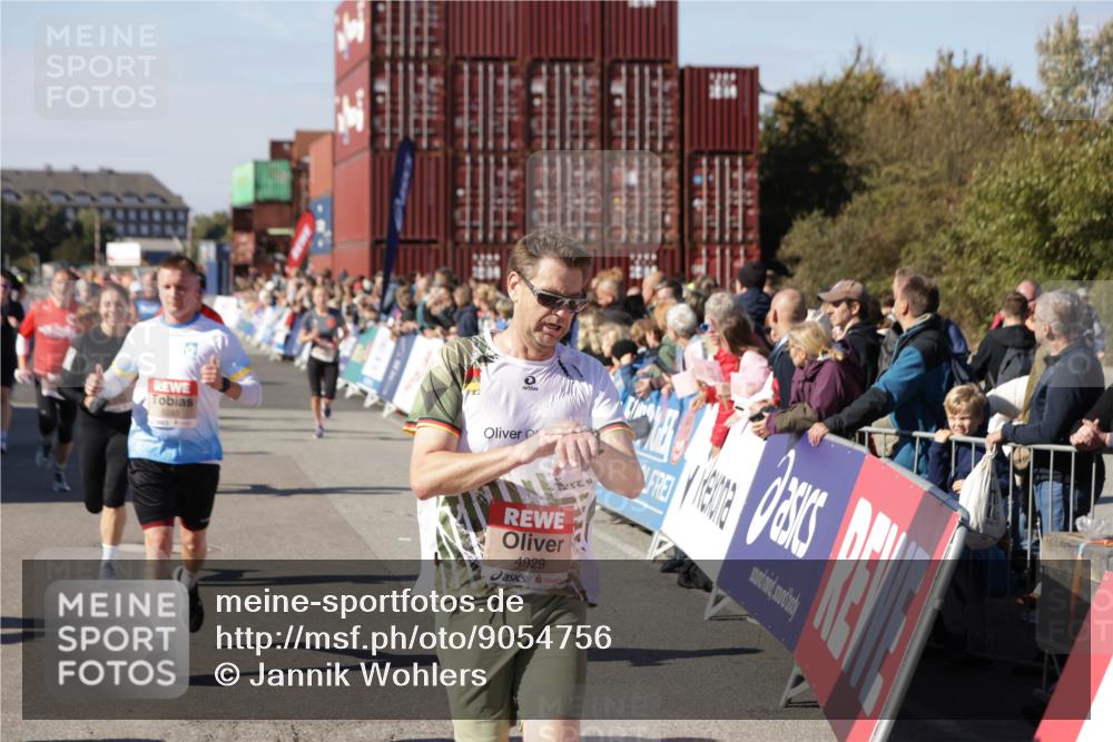 03.10.2025 - Köhlbrandbrückenlauf Jannik Wohlers http://msf.ph/oto/9054756 03.10.2025 13:10:02 Ziel 4196, 4260, 4573, 4718, 4730, 4787, 4837, 4929, 5520, 5763, 5977, 6083, 6111, 6428, 6432, 6750, 6764 meine-sportfotos.de
