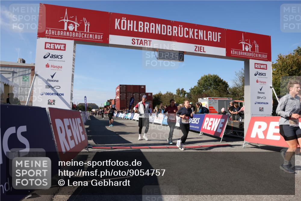 03.10.2025 - Köhlbrandbrückenlauf Lena Gebhardt http://msf.ph/oto/9054757 03.10.2025 13:23:51 Ziel 4285, 4465, 4743, 4918, 5081, 5093, 5397, 5431, 5709, 5742, 5855, 6728 meine-sportfotos.de