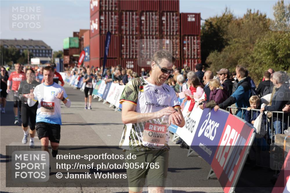 03.10.2025 - Köhlbrandbrückenlauf Jannik Wohlers http://msf.ph/oto/9054765 03.10.2025 13:10:02 Ziel 4196, 4260, 4573, 4718, 4730, 4787, 4837, 4929, 5520, 5763, 5977, 6083, 6111, 6428, 6432, 6750, 6764 meine-sportfotos.de